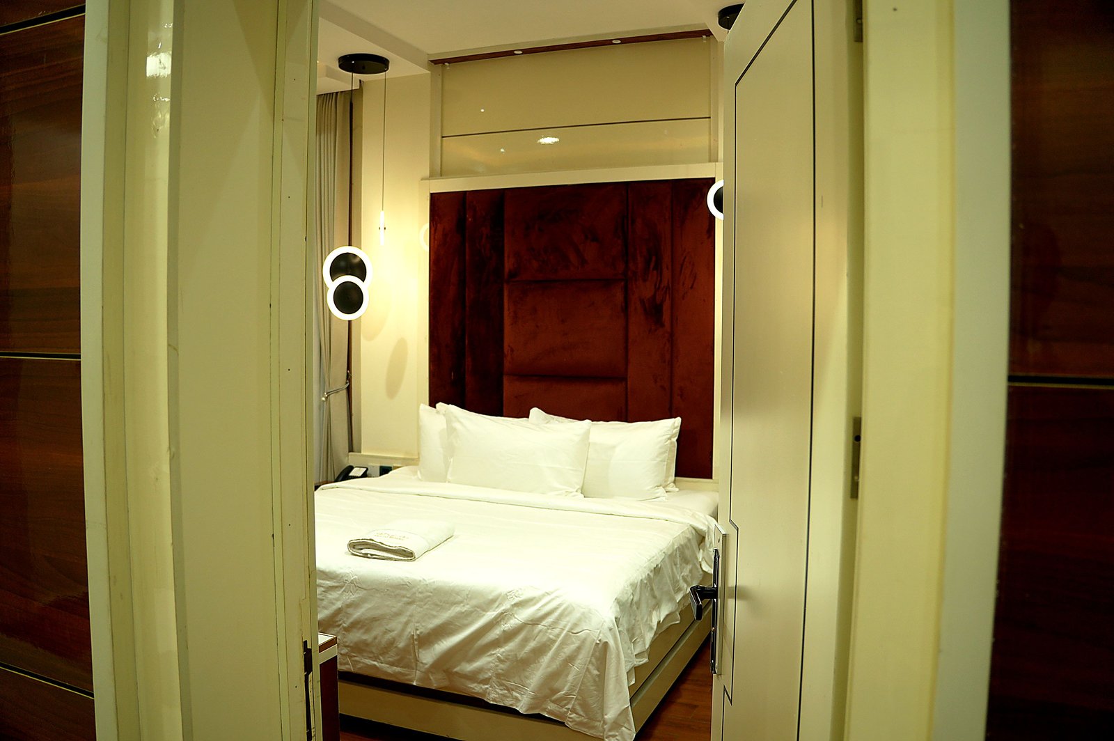 EXECUTIVE SUITE, photograph 3