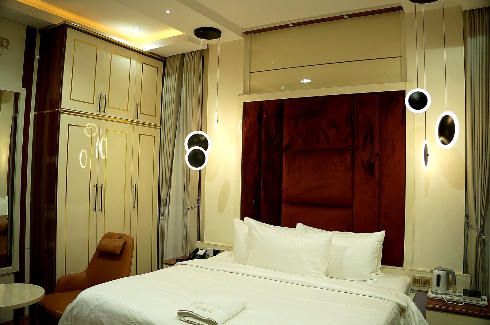 EXECUTIVE SUITE, photograph 4