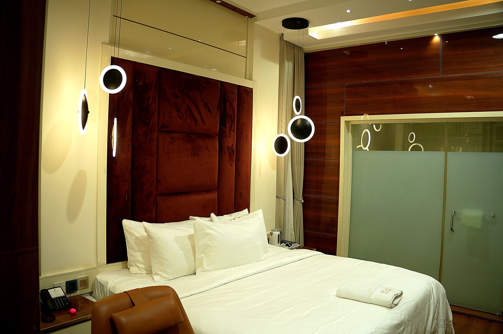 EXECUTIVE SUITE, photograph 6