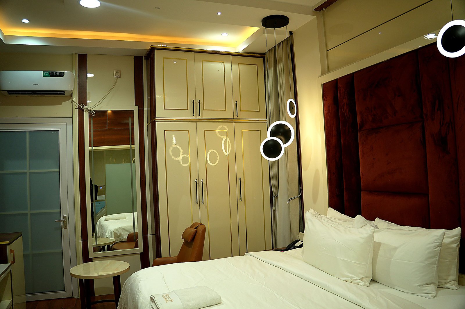 EXECUTIVE SUITE, photograph 7