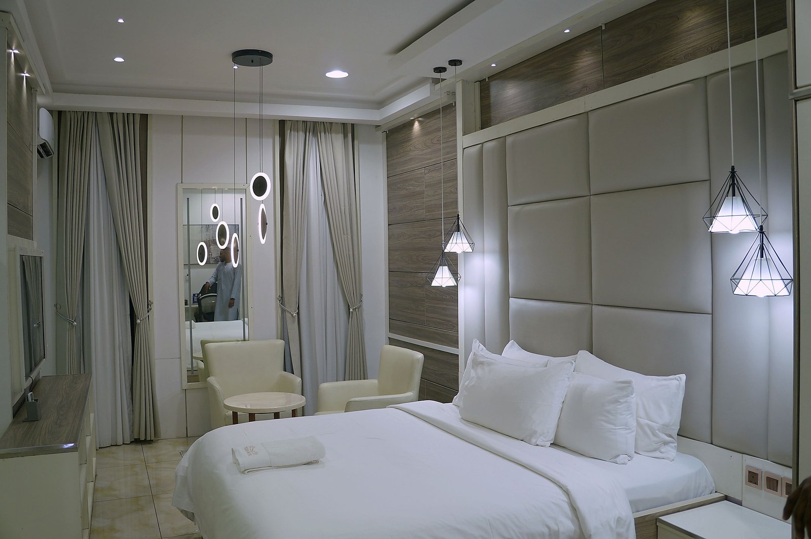 SUPER EXECUTIVE ROOM