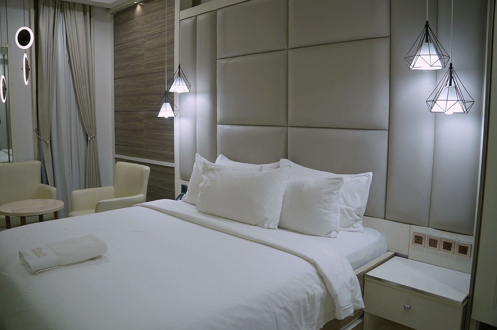 SUPER EXECUTIVE ROOM, photograph 2