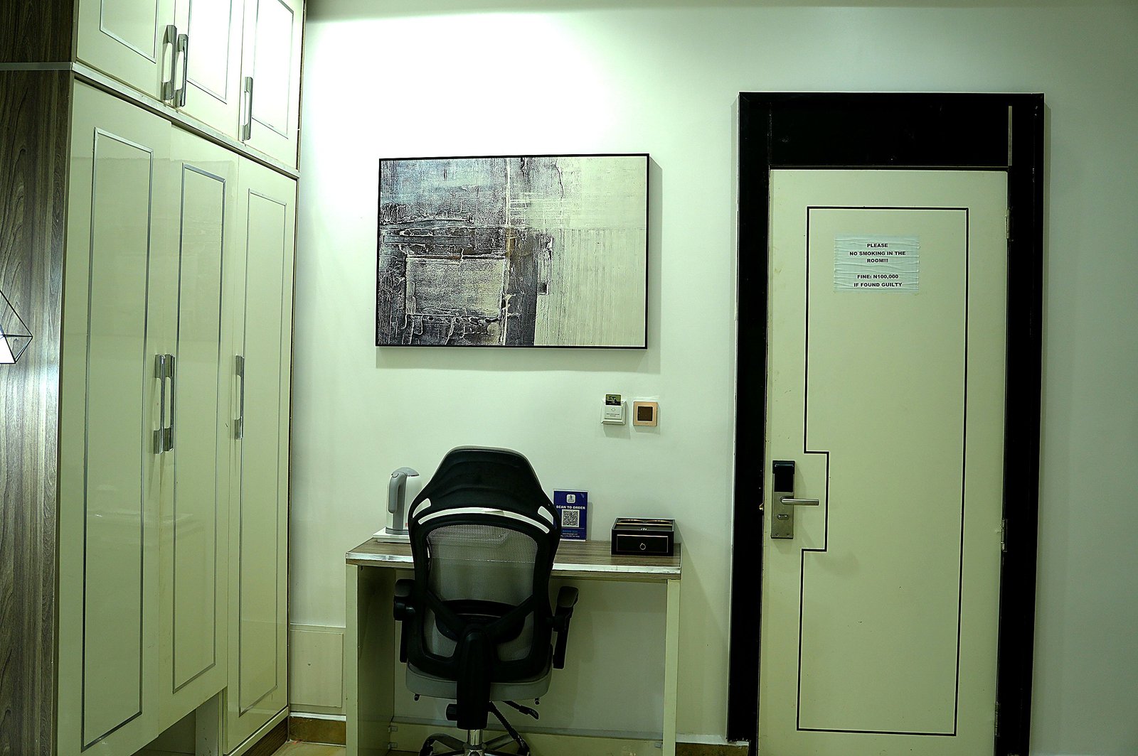 SUPER EXECUTIVE ROOM, photograph 3