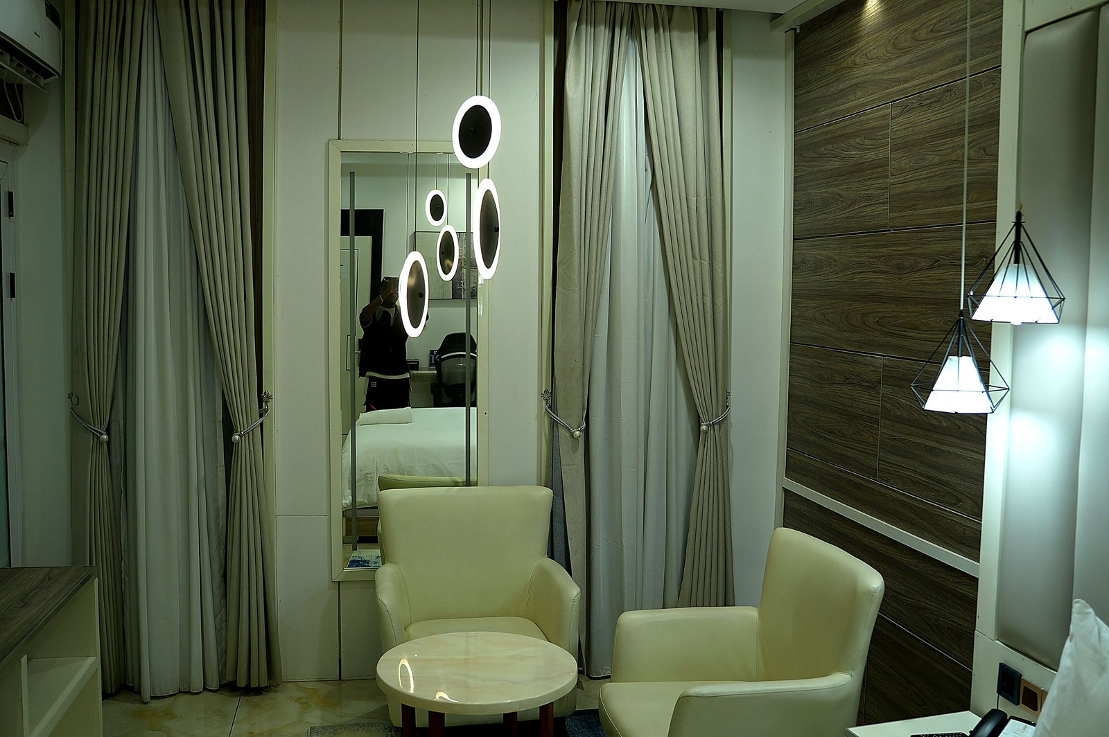SUPER EXECUTIVE ROOM, photograph 4