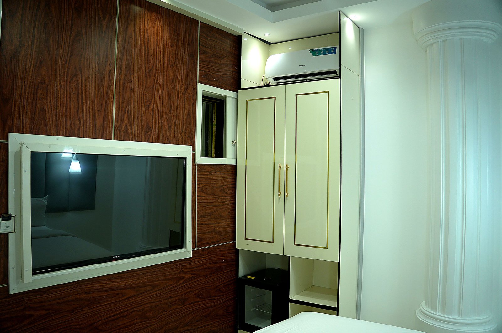 STUDIO ROOM, photograph 3