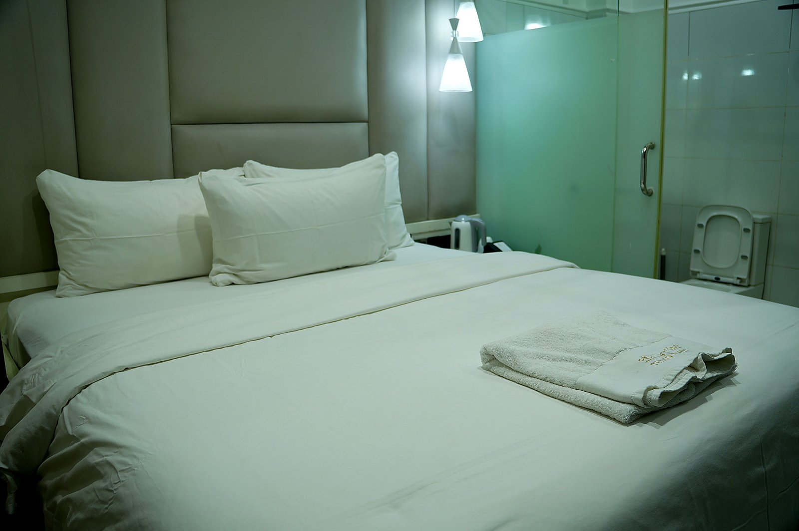 EXECUTIVE ROOM, photograph 2