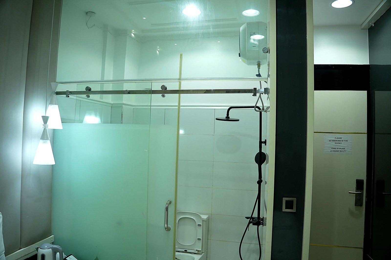 EXECUTIVE ROOM, photograph 11