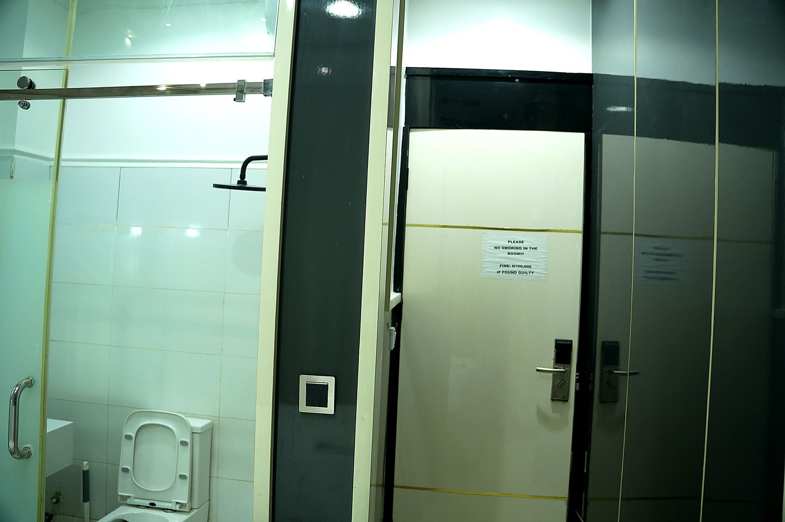 EXECUTIVE ROOM, photograph 12