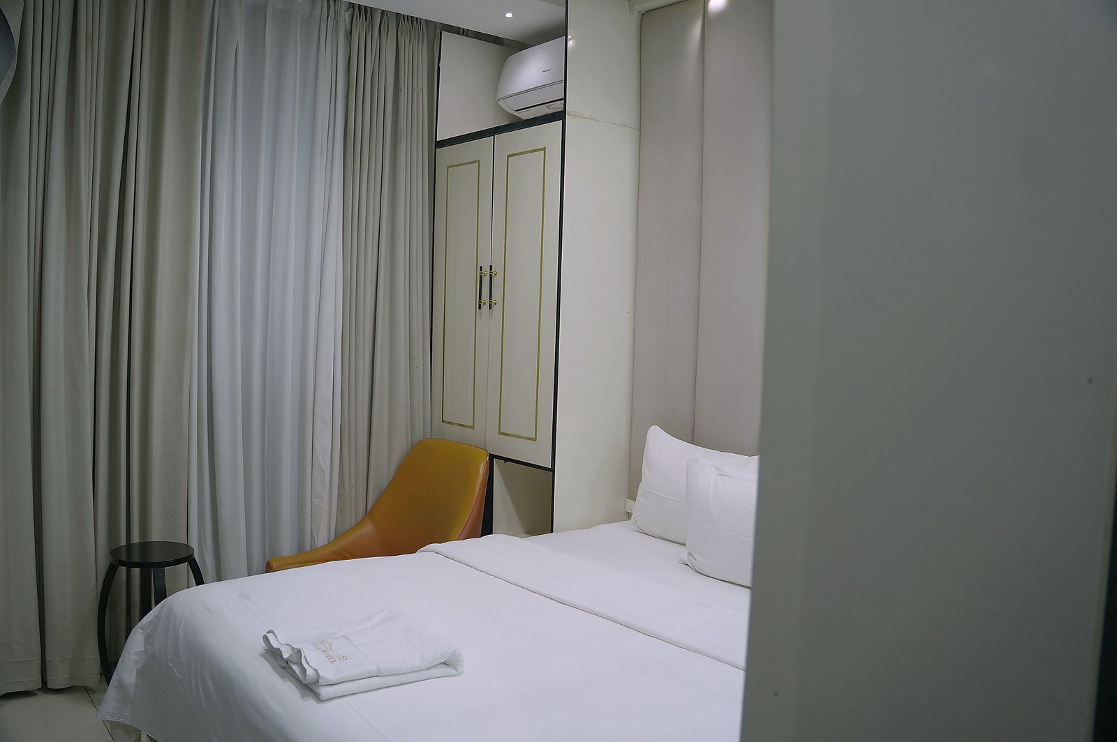 EXECUTIVE ROOM, photograph 3