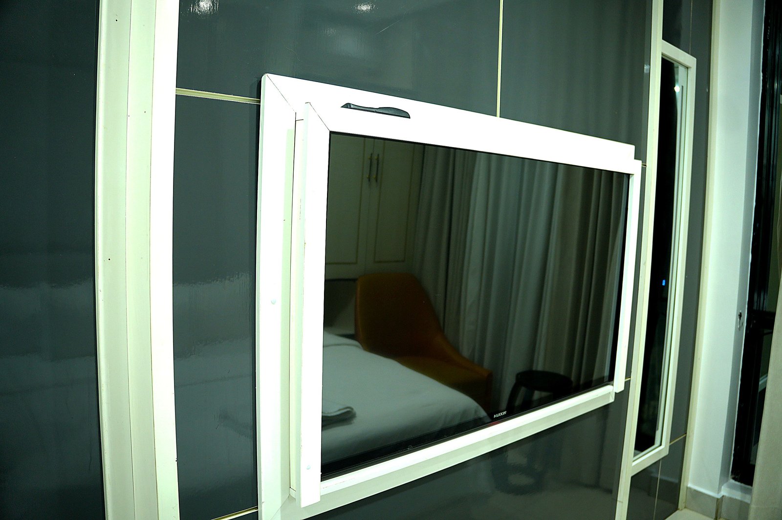 EXECUTIVE ROOM, photograph 4