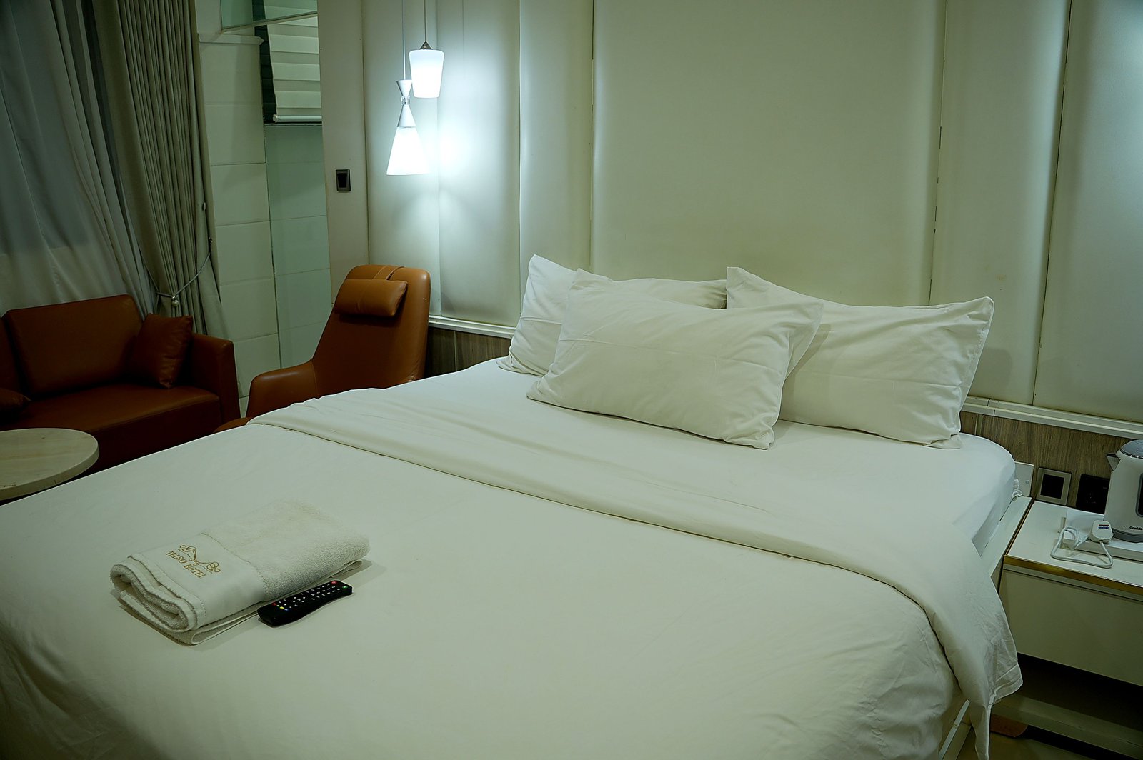EXECUTIVE ROOM