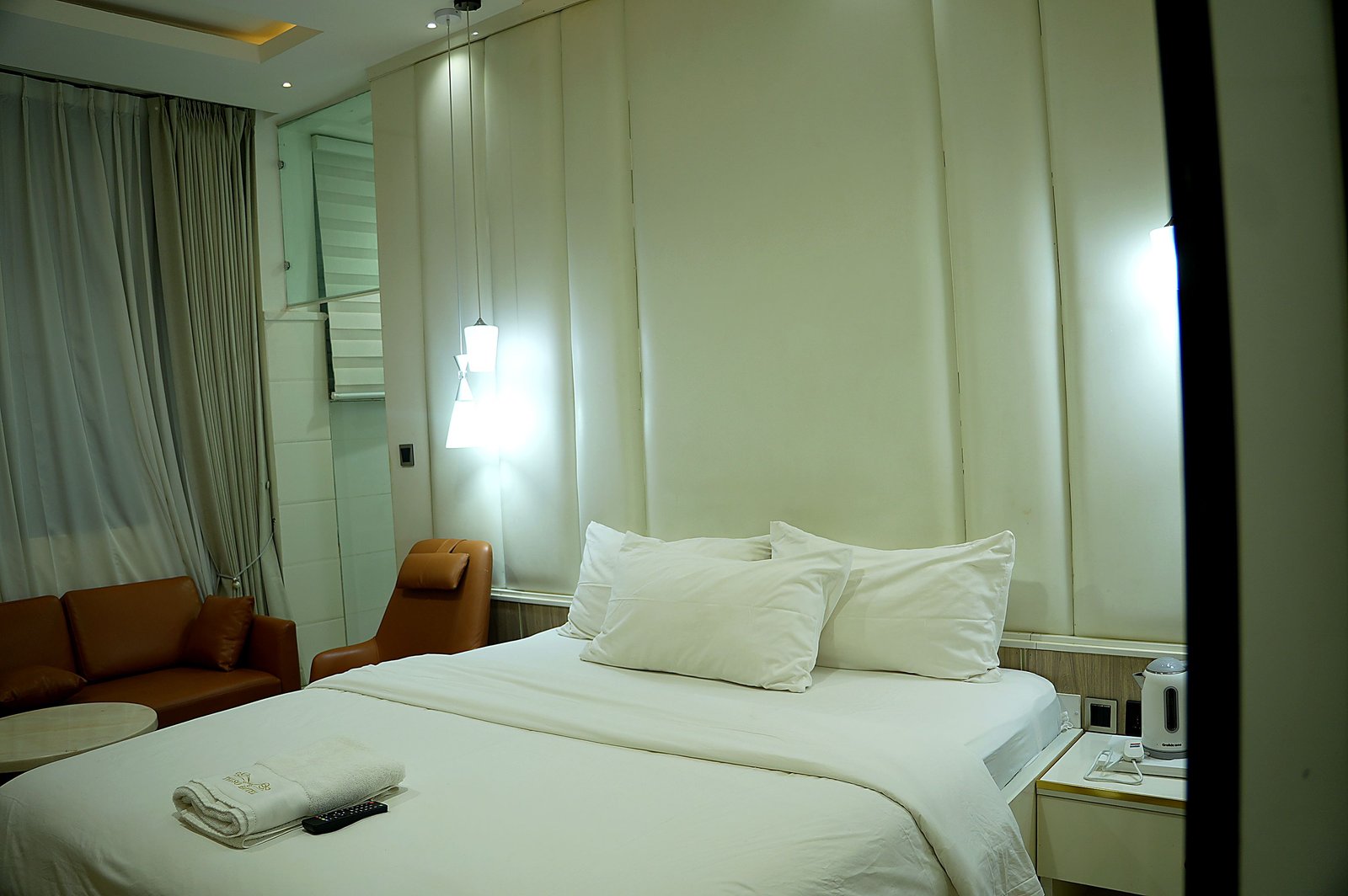 EXECUTIVE ROOM, photograph 5
