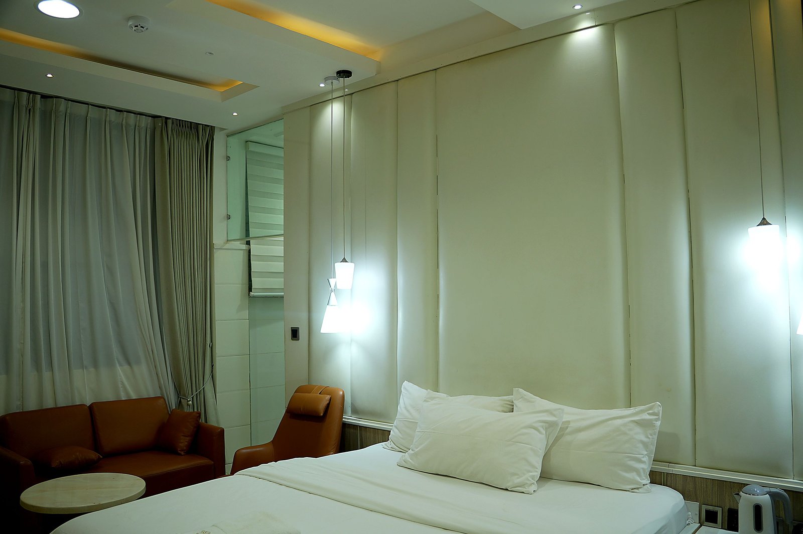 EXECUTIVE ROOM, photograph 6