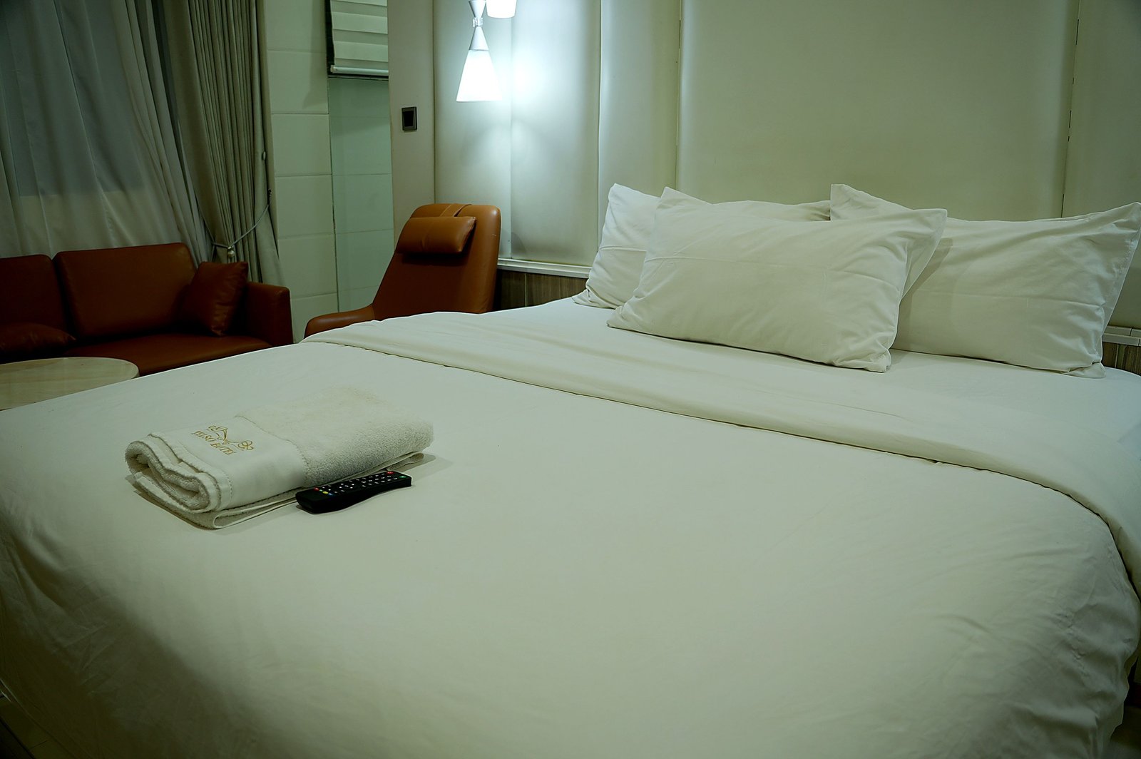 EXECUTIVE ROOM, photograph 7