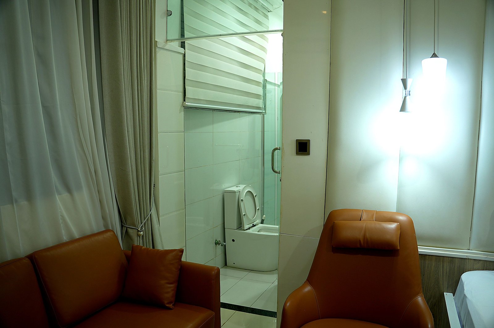 EXECUTIVE ROOM, photograph 8