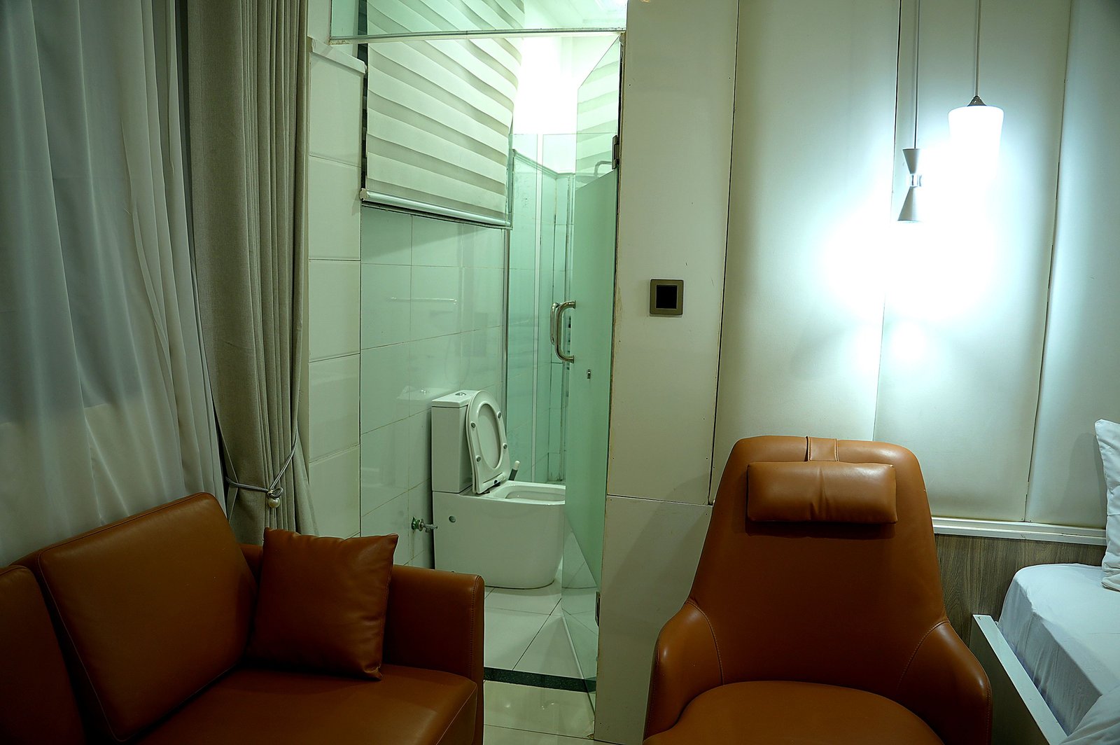 EXECUTIVE ROOM, photograph 9